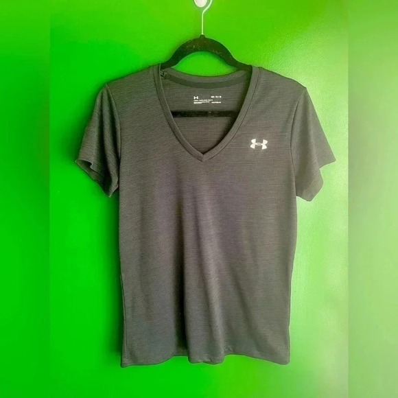 Black Under Armor Loose Fit V Neck Tshirt Tee Shirt Size Medium‎ EUC! - Picture 1 of 4